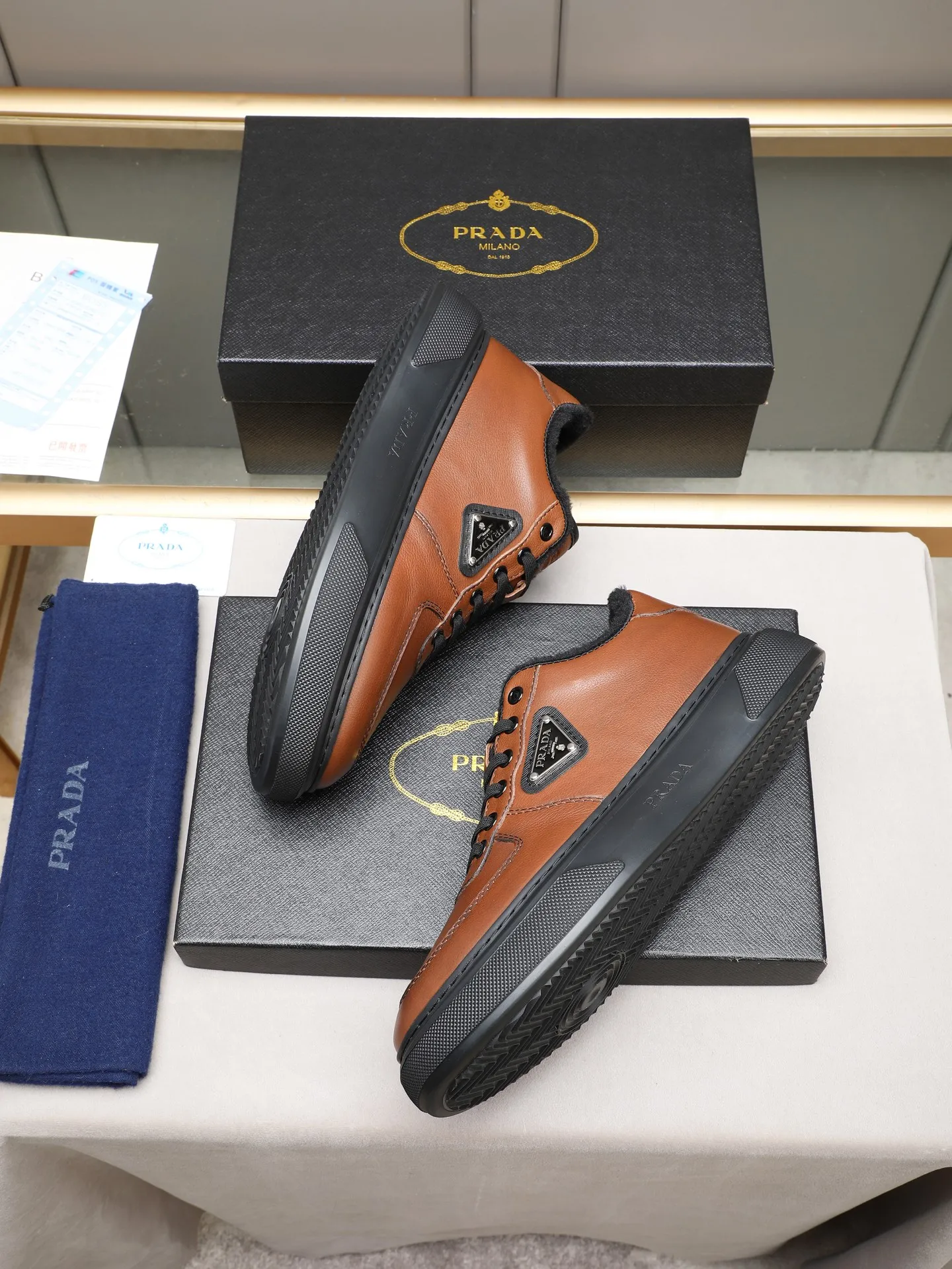 PP460 Prada/Prada men's new casual shoes, this upper is made of imported calfskin + velvet lining! The outside is decorated with the P family's classic metal triangle enamel logo, and the outsole is made of non-slip sports foam ultra-light outsole, which feels good on the feet and is a fashionable and fashionable item! Two colors to choose from!  Size: 38-44 (45 customized)